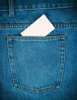 leere papierkarte ist in der gesäßtasche der blue jeans foto