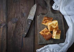 quadratische Stücke Käsekuchen mit Kürbis foto