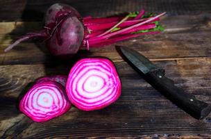 Frische rote Rüben auf braunem Holzhintergrund foto