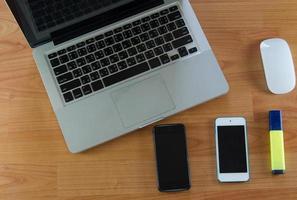 Laptop und Smartphones auf dem Schreibtisch foto