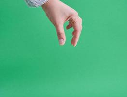 weibliche hand, die geste zeigt, ein objekt zu halten foto