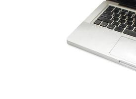 Ecke der Laptoptastatur auf weißem Hintergrund foto