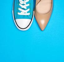 blaue sportschuhe und beige schuhe foto