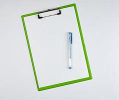 Büroklammer und blauer Stift auf weißem Hintergrund foto