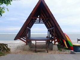 dreieckige Pavillons an schönen Stränden, schönes Meer und Himmel, schöne Pavillons foto