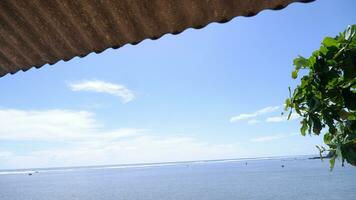 türkisfarbenes Wasser, weiße Wellen, blauer Himmel, grüner Baum, weißer Sand, schöner Strand und schöne Insel, Sayang Heulang Garut, Panoramablick foto