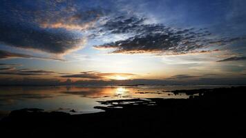 Sonnenuntergang am Strand. paradiesischer Strand. tropisches Paradies, weißer Sand, Strand und klares Wasser. Landschaft mit Sonnenuntergang am Strand. foto