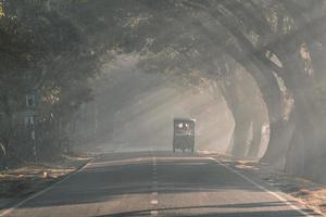 Fahrt durch die neblige Straße foto