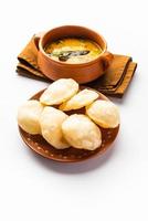 Luchi Cholar Dal oder frittiertes Brot aus Mehl, serviert zusammen mit Curry-Chana oder Bengal-Gramm foto