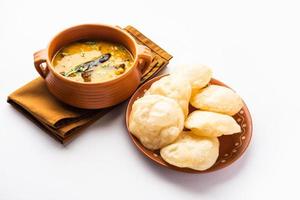 Luchi Cholar Dal oder frittiertes Brot aus Mehl, serviert zusammen mit Curry-Chana oder Bengal-Gramm foto