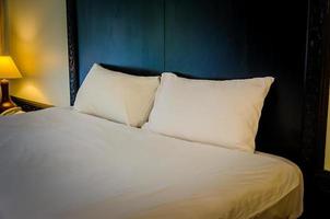 gemütliches weißes Bett foto