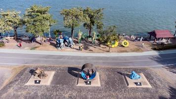 lopburi provinz, thailand januar 2023 eine luftaufnahme über das staudammgebiet pasak jolasid. pa sak dam mit voller wasser während der wintersaison in thailand. foto