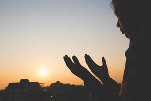 junge Frau, die mit der Hand betet, Gebetskonzept für Glauben, Spiritualität und Religion foto