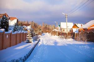verschneite Winterlandschaft mit Häusern in einem kleinen Dorf foto