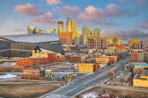 schöne Skyline der Innenstadt von Minneapolis mit Ampel bei Sonnenuntergang foto