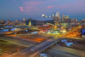schöne Skyline der Innenstadt von Minneapolis mit Ampel bei Sonnenuntergang foto