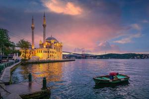 ortakoy-moschee am ufer des bosporus in istanbul in der türkei foto