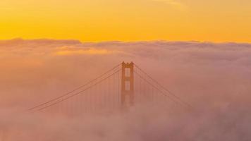 golden gate bridge mit niedrigem nebel in den usa foto