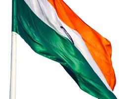 Indien-Flagge, die hoch am Connaught-Platz mit Stolz mit schlichtem weißem Hintergrund fliegt, Indien-Flagge flattert, indische Flagge am Unabhängigkeitstag und Tag der Republik Indien, Schuss nach oben, Har Ghar Tiranga foto