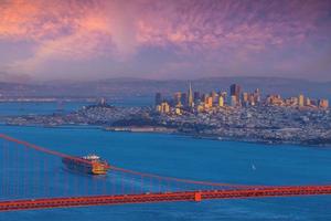 golden gate bridge und die innenstadt von san francisco in den usa foto