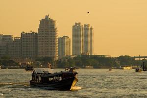 Bootsverkehr auf dem Fluss in Bangkok foto