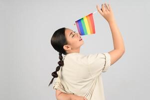 hübsche frau lgbq pose mit mehrfarbiger flagge foto