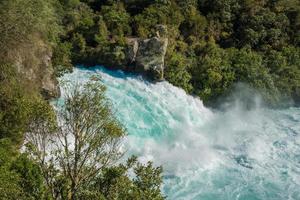 Die mächtigen Wasserfälle von Huka sind die berühmteste Touristenattraktion auf der Nordinsel von Neuseeland. foto