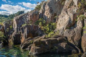 die maori-felsenschnitzereien die berühmte touristenattraktion im taupo-see, dem größten süßwassersee in neuseeland. foto