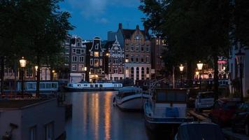 Amsterdam, Niederlande, 2020 - Amsterdam Kanal in der Nacht foto