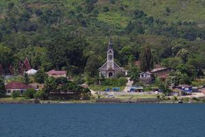 schöne aussicht auf die insel samosir in indonesien foto