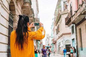 touristenmädchen in beliebter gegend in havanna, kuba. Rückansicht des Reisenden der jungen Frau foto