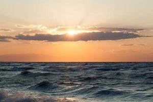 Wellen und Sonnenuntergang