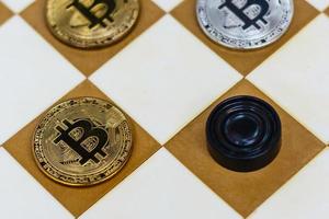 Bitcoins stehen Dollars im Schachspiel gegenüber foto