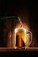 Bier wird in ein Glas gegossen foto