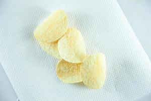 Kartoffelchips auf Taschentuch