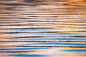 Sonnenuntergangsreflexion auf dem Wasser foto