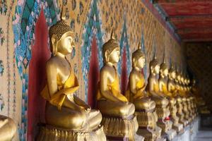 Buddha-Statuen in einem Tempel in Bangkok foto