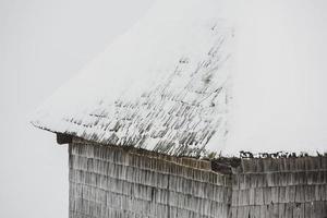 ein reichlicher schneefall in den rumänischen karpaten im dorf sirnea, brasov. echter Winter mit Schnee auf dem Land foto