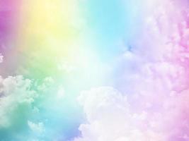 schönheit süß pastellblau gelb bunt mit flauschigen wolken am himmel. mehrfarbiges Regenbogenbild. abstrakte Fantasie wachsendes Licht foto