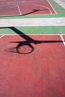 Schatten auf dem Basketballfeld der Straße foto