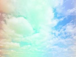 schönheit süß pastellgrün braun bunt mit flauschigen wolken am himmel. mehrfarbiges Regenbogenbild. abstrakte Fantasie wachsendes Licht foto