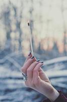 Nahaufnahme einer weiblichen Hand, die ein brennendes Streichholz-Konzeptfoto hält foto