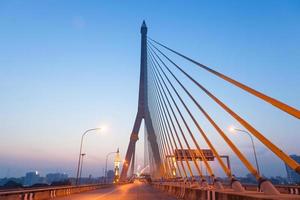 Rama VII Brücke in Bangkok bei Sonnenaufgang foto