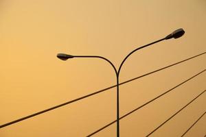 Lichtmast und Seile der Brücke foto