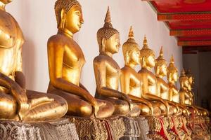 Buddha-Statuen in einem Tempel in Thailand foto