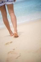 Nahaufnahme der Frauenbeine am Strand foto