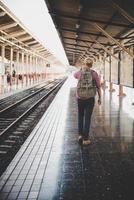 junger Hipster-Mann, der durch Bahnhof geht foto