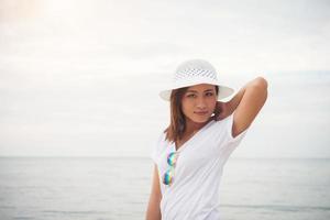 junge schöne Frau am Strand foto