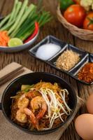Pad Thai Shrimps mit Eiern und Gewürzen foto