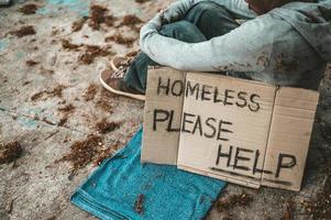 Bettler schläft auf der Straße mit obdachlosen Nachrichten bitte helfen